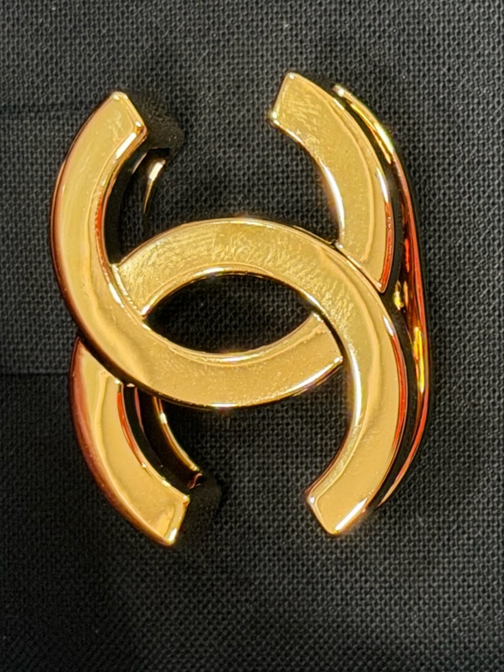 CHANEL Gold Interlocking CC scarf ring 2026 - Picture 12 of 13